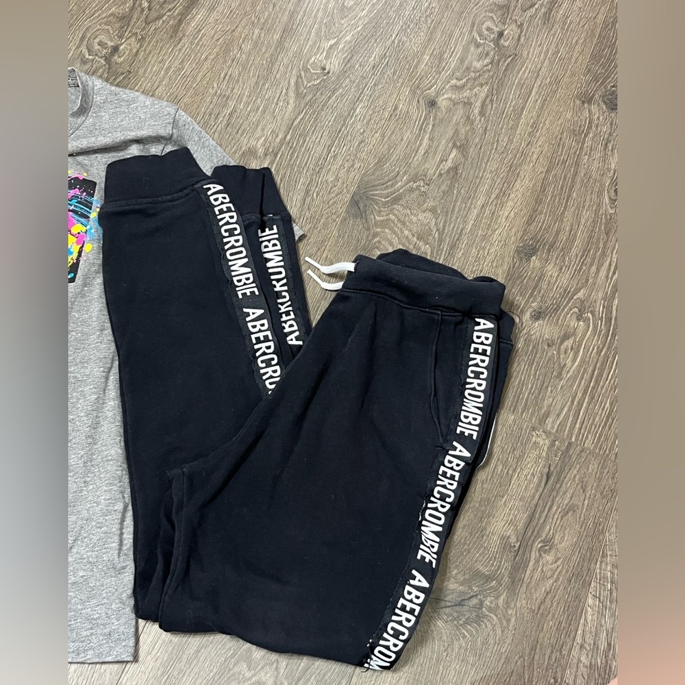 Abercrombie Kids Paint Splatter Tee & Sweatpants Bundle - Picture 3 of 6